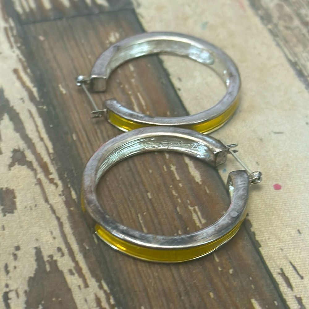 💝 RARE! VTG *Givenchy* 1.5” Yellow Inlaid Enamel Hoop Earrings READ - Picture 8 of 14